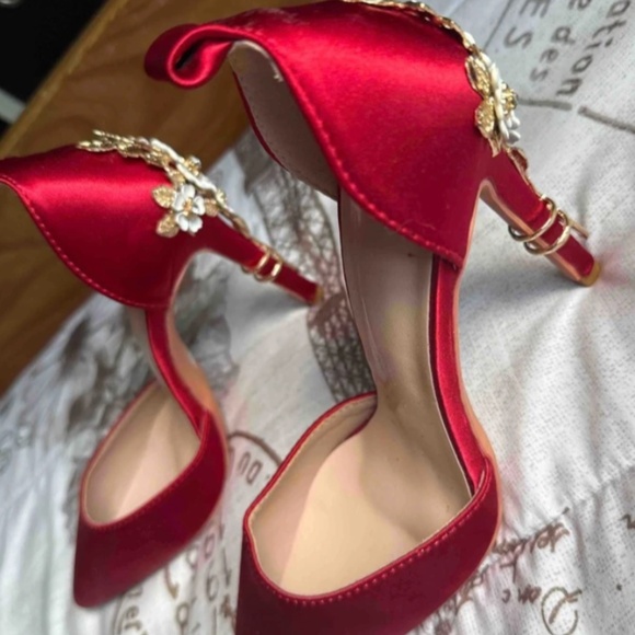Red Satin High Heel Shoes Embellished Flowers Metal Gold Detail - Picture 14 of 16